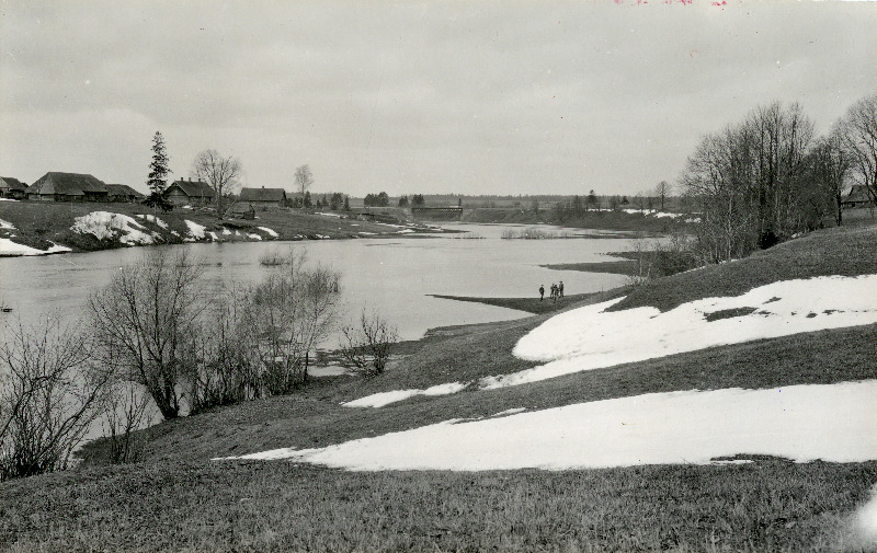 Vaade Sangaste raudteesillale ja külale Väike-Emajõel.
