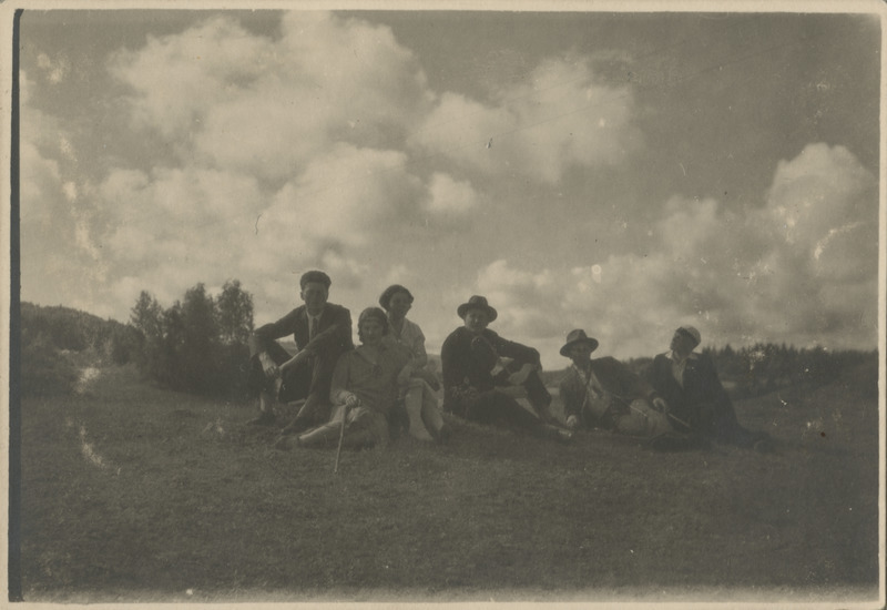 Eesti üliõpilaste seltsi "Veljesto" suvepäevad Võrumaal. Grupp osavõtjaid maastikul künka otsas istumas