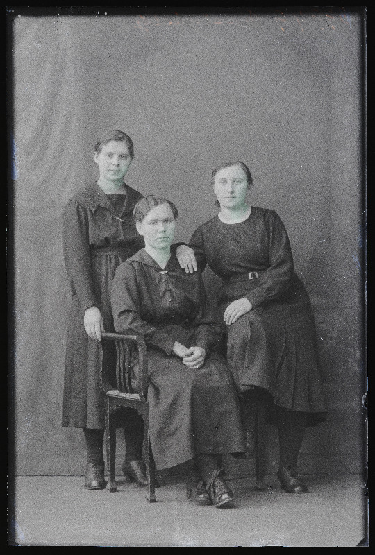 Grupp naisi, (foto tellija Rosenberg).