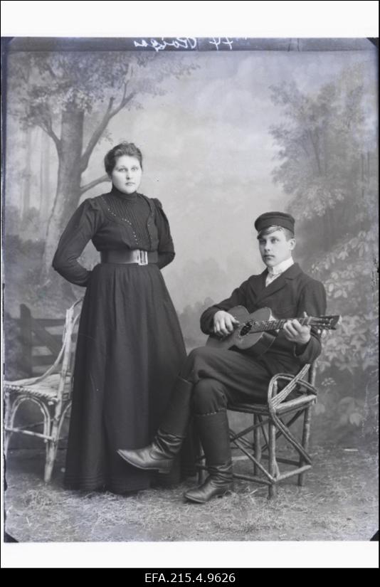 Mees kitarriga ja naine, (foto tellija Rõigas).