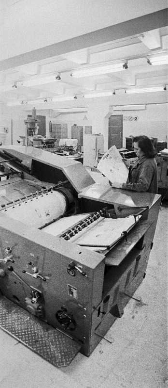 Haapsalu trükikoja trükkija Malle Sondra töö juures.