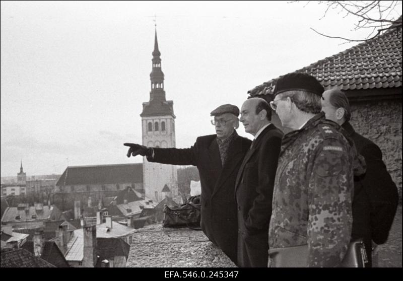 NATO liikmesriikide esindajad külastamas Eestit. Vasakul Eesti Vabariigi president Lennart Meri.