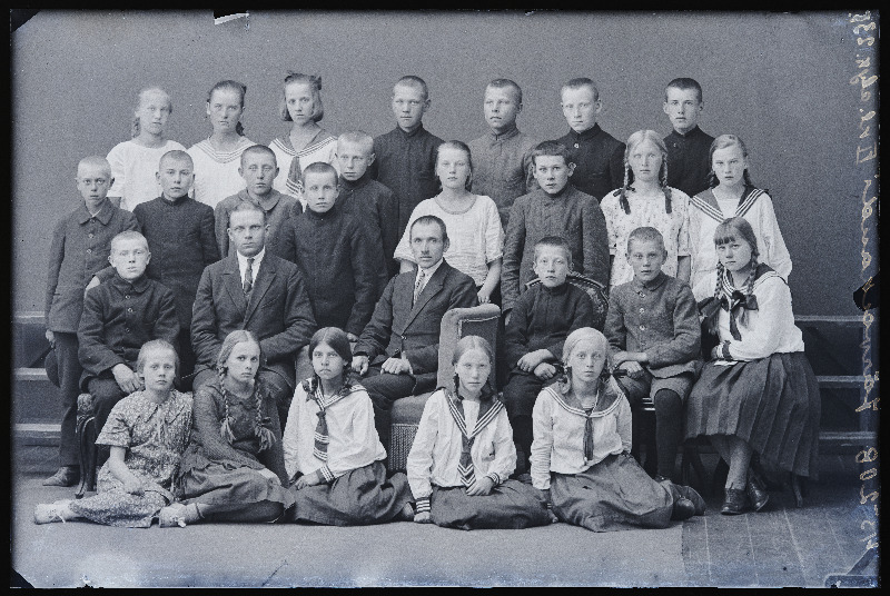 Järvakandi 6-kl Algkooli VI klass, keskel istub koolijuht Aleksander Kallion).