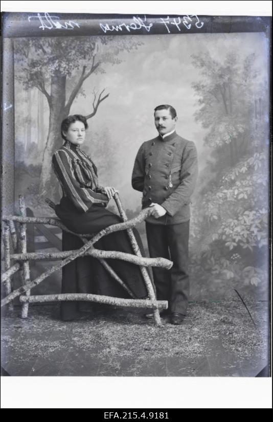 Riigiametnik Hermes abikaasaga.