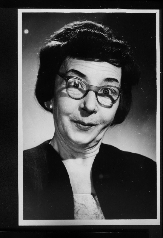 Näitleja Linda Tubin Klaara Kuke osas A. Liivese näidendis "Viini postmark" V. Kingissepa nim. TRA Draamateatris.