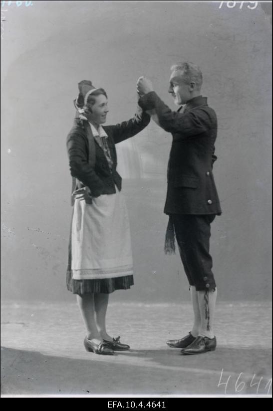 Eesti rahvatantsu põhielementide näidised.