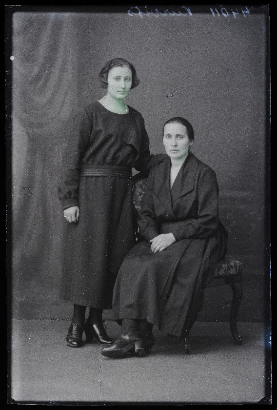 Kaks naist, (foto tellija Kurvits).