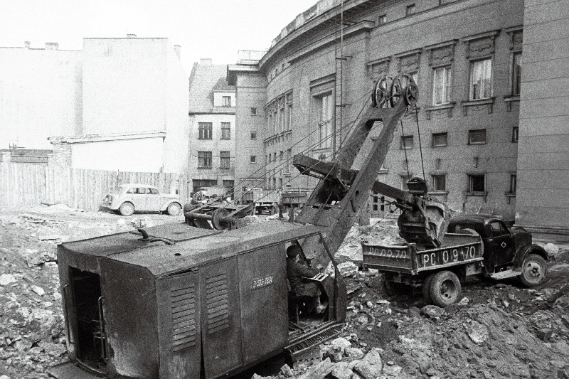 Ekskavaator kaevamas vundamenti Eesti NSV Ministrite Nõukogu Riikliku Ehituskomitee hoone jaoks.