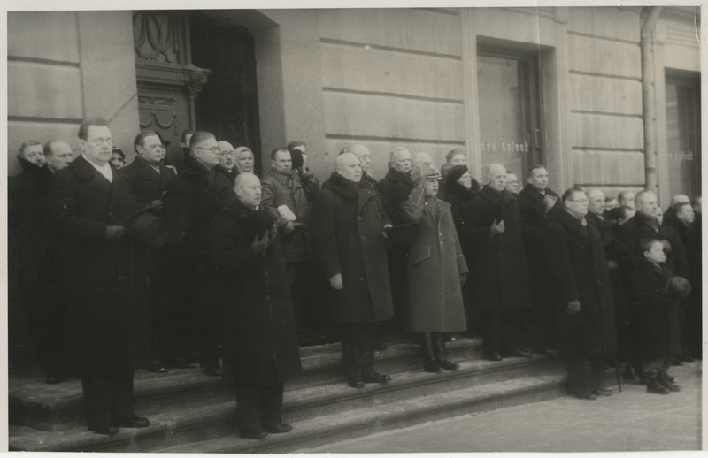 Eesti-Vene vaherahu 19. aastapäeva leinapäev Tartus 03.01.1939, Tartu linnavalitsus ja linnaasutuste juhid raekoja trepil leinaseisakul