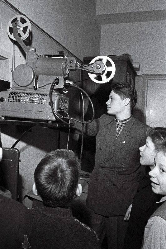 Tallinna 22. Keskkooli 9 a klassi õpilane Rein Paimre pikapäevarühma õpilastele populaarteaduslikke filme näitamas.