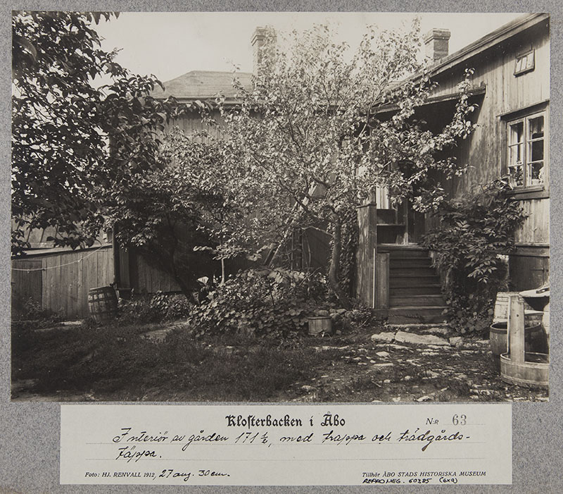 Luostarinmäki; sarjasta Klosterbacken i Åbo nro 63; tontin 1711⁄2 sisäpiha, jossa puutarhapalsta ja portaita