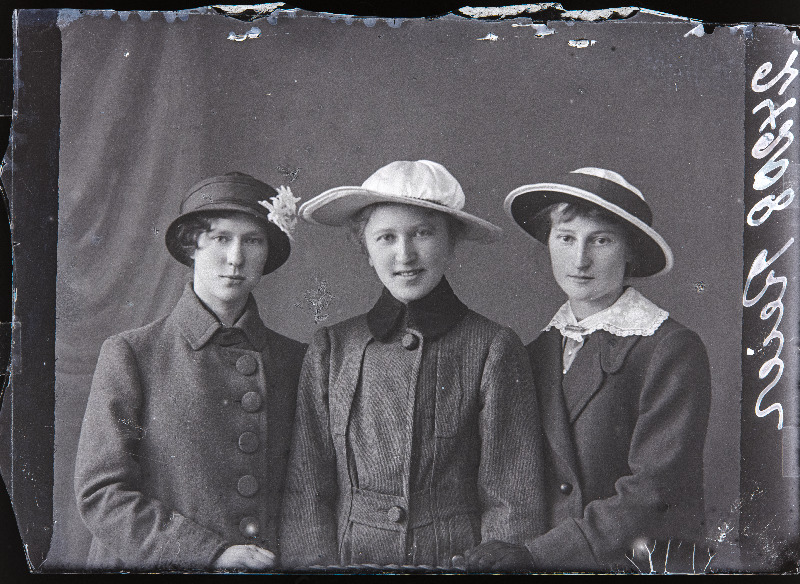 Grupp naisi, paremal foto tellija Reier.
