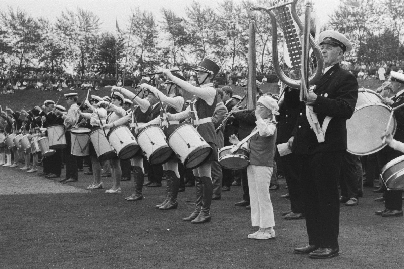 Eesti NSV 30. aastapäevale pühendatud II rahvatantsupeol Komsomoli-nim staadionil esinevad pillimehed.