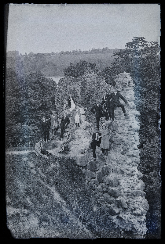 Grupp teklites noori lossimägedes, (negatiiv ilmutatud 27.06.1926, foto tellija Kuul Tallinnast).
