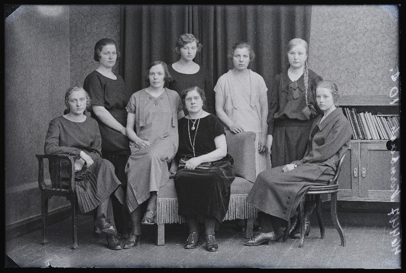 Grupp naisi, (foto tellija Nurmbach).