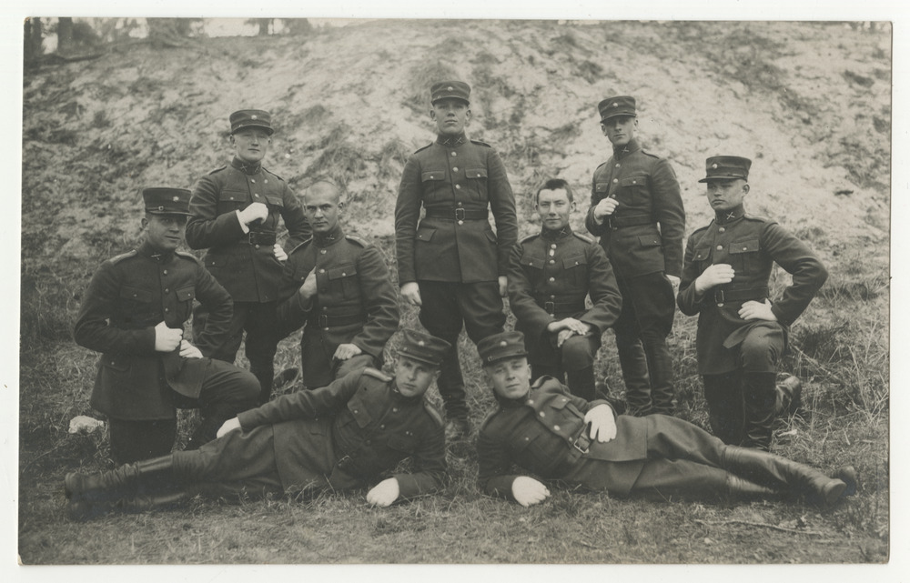 Grupp kaitseväelasi