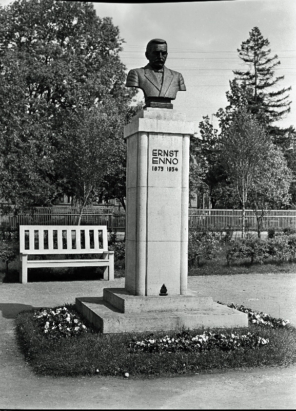 Luuletaja Ernst Enno mälestussammas Haapsalus.
