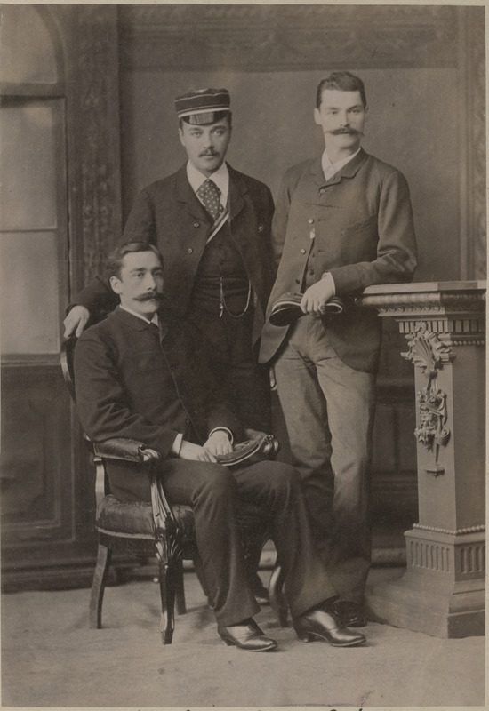Korporatsiooni " Livonia" liikmed Viktor von Siver ja Eugen von Pistohlkors ning nende akadeemiline isa Aldalbert von Aderkas