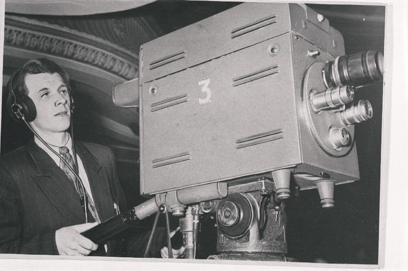 Tallinna Televisioonistuudio operaator Lembit Vaikre telekaameraga RAT Estonias lavastust üle kandmas.