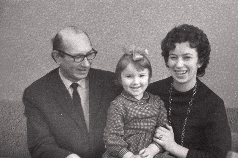 Tallinna Riikliku Koservatooriumi õppejõud, helilooja ja muusikateadlane Leo Normet abikaasa ja tütrega.