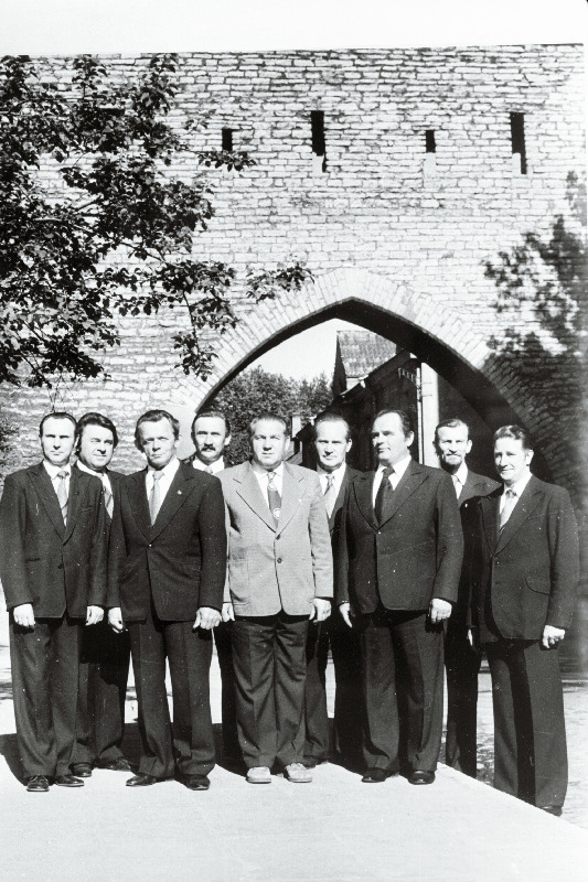 J.Kreuksi nim. Noorsoo Kultuuripalee meesansambel "Vanad Sõbrad": Valdur Kallas, lembit Leiund, Ilmar Nuka, Paul Palk, kunstiline juht Hans Hindpere, Rudolf Kallaste, Väinu Vaab, Kaarel Papagoi.