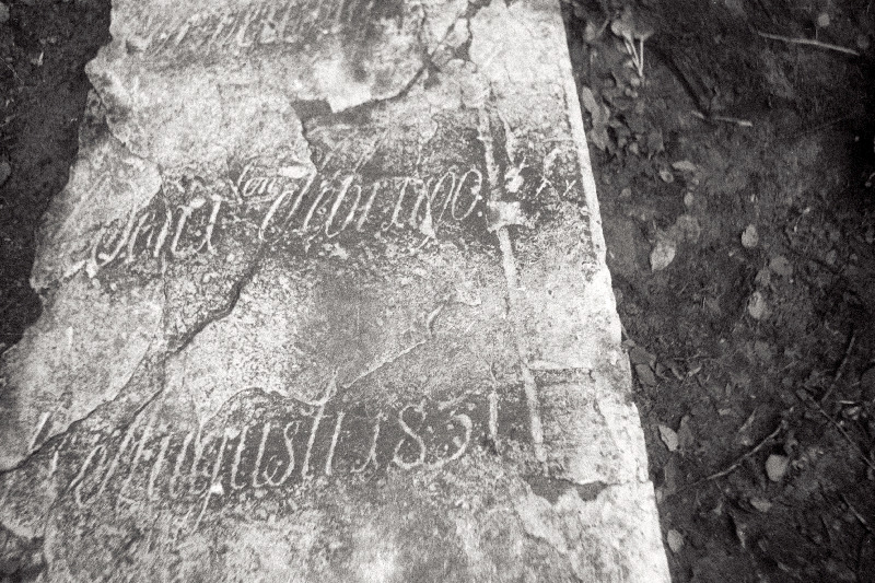 Hauaplaadi fragment aastaarvudega 1790-1831 Siselinna Aleksander-Nevski kalmistul, IV sektor C, rida 2.