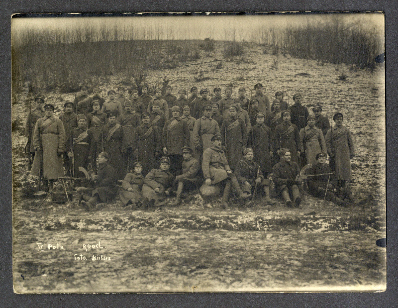 5. Jalaväepolgu jalamaakuulajate komando liikmeid grupifotol looduses