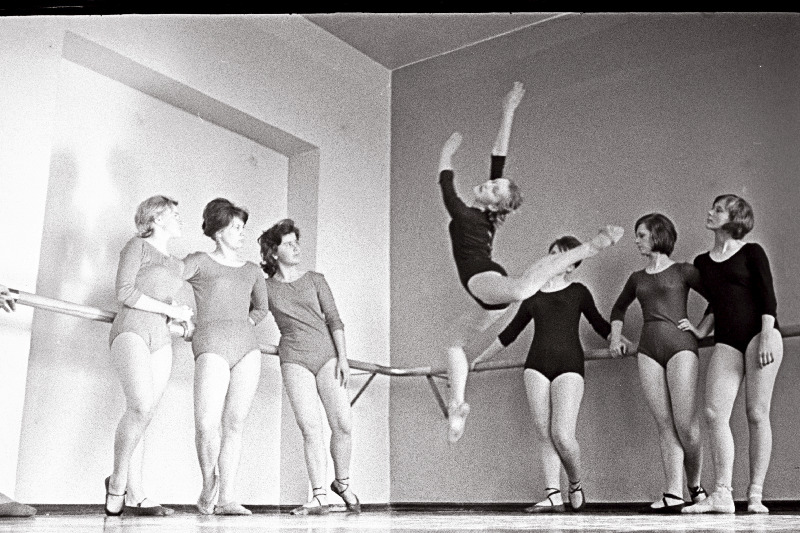 Tallinna 46. Keskkooli balletiringi “Pähklipureja” liikmed harjutamas.