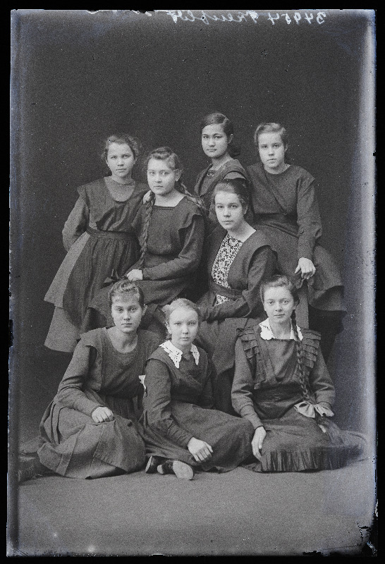 Grupp koolitüdrukuid, (foto tellija Treufeldt).