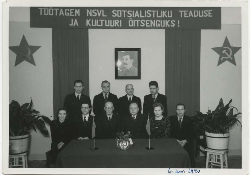 ENSV Riigi Keskarhiivi Tartu filiaali juhtkond ning ametiühingukomitee ja revisjonikomisjoni liikmed, grupifoto