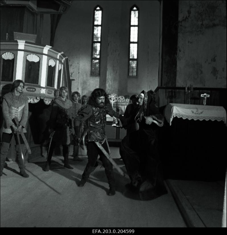 Tallinnfilmi mängufilm "Hundiseaduse aegu". Vasakul Hans - Märt Visnapuu, keskel Hans Metten - Jüri Krjukov ja Liisa Pesentack - Regina Razuma.