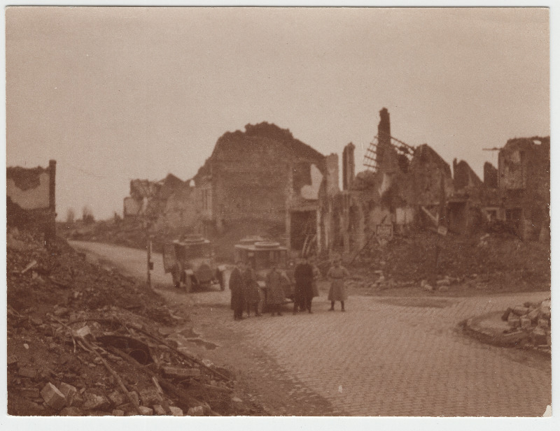 Mehed sõjas purustatud asulas.