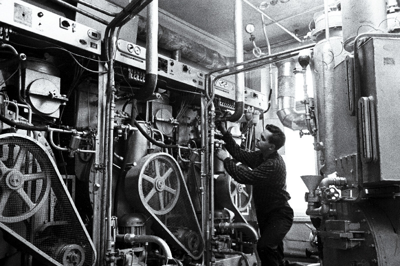 Teeninduskombinaadi „Kiir“ mehaanik Peeter Miilpalu keemilise puhastuse aparaate monteerimas.