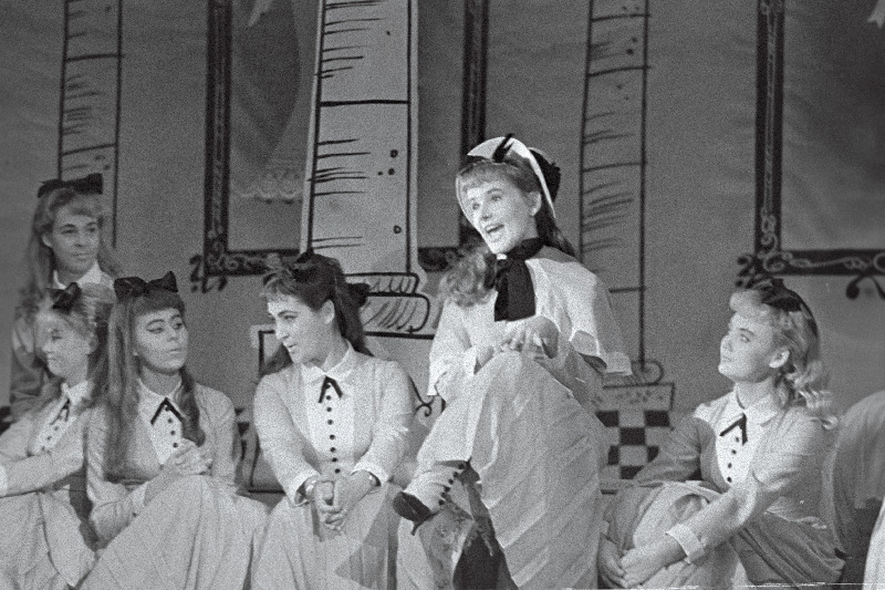 Stseen Herve operetist „Mam'zelle Nitouche“ Riiklikus Akadeemilises Teatris „Estonia“, Denise de Glorigny – Helgi Sallo (paremalt 2.).
