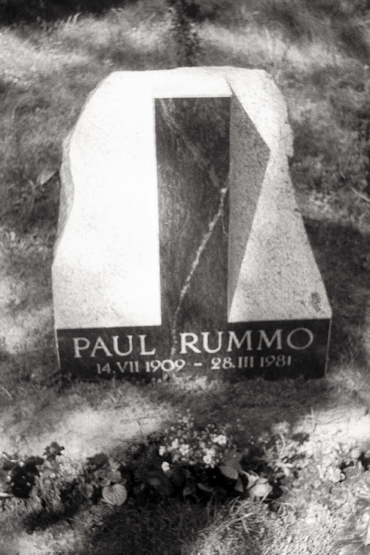 Kirjanik Paul Rummo hauakivi Metsakalmistul.