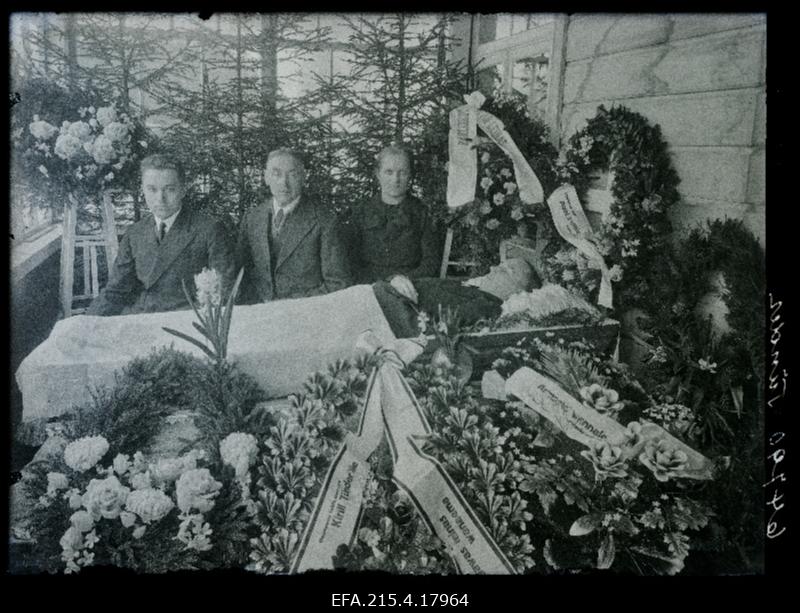 Leinajad Kirill Tünderi (Tünder, surn 24.02.1936) kirstu juures.