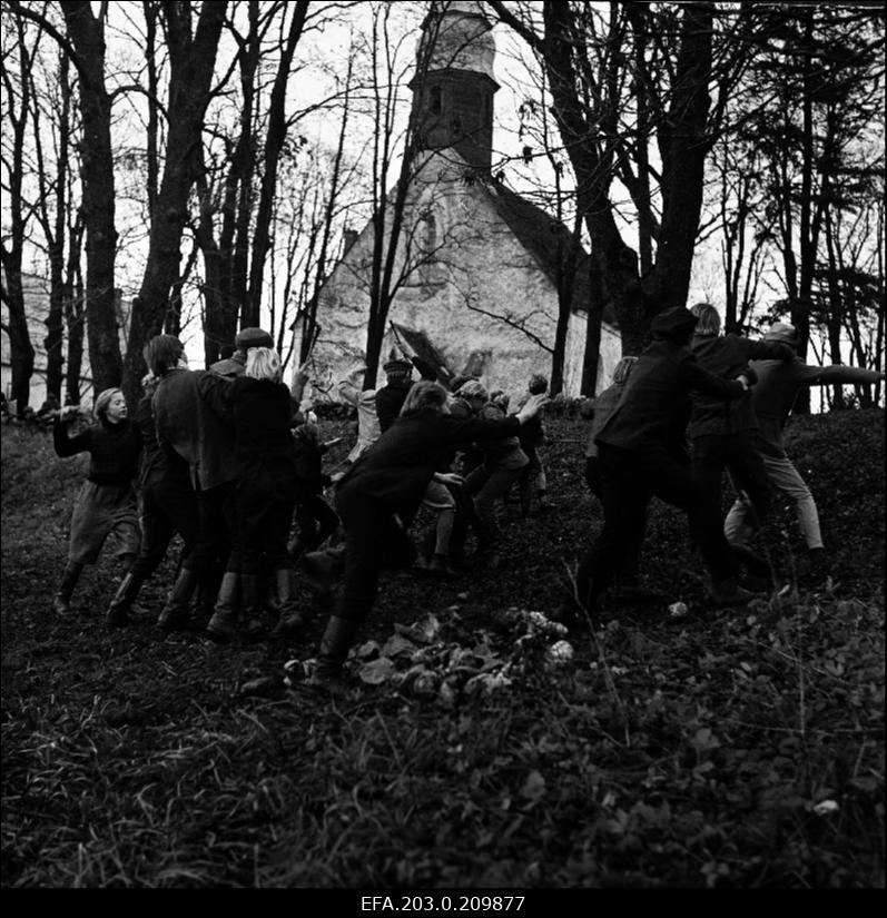 Tallinnfilmi mängufilm "Kevade". Foto filmist, kaklus parvetavate saksapoistega.