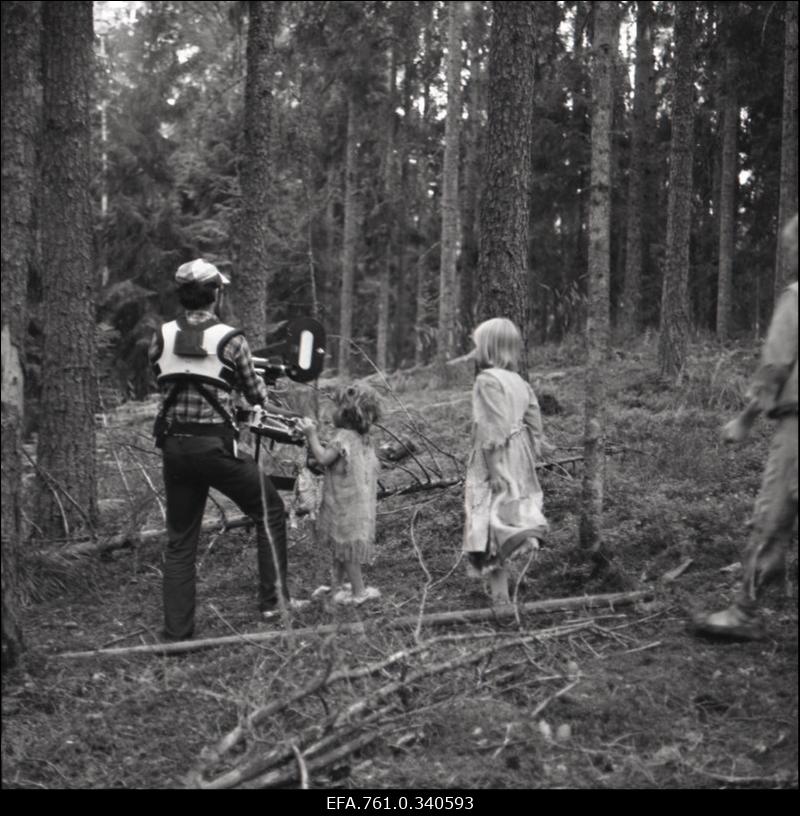 Stuudio "Tallinnfilm" muusikaline lastefilm "Nukitsamees".
Filmivõttel operaator Ago Ruus.