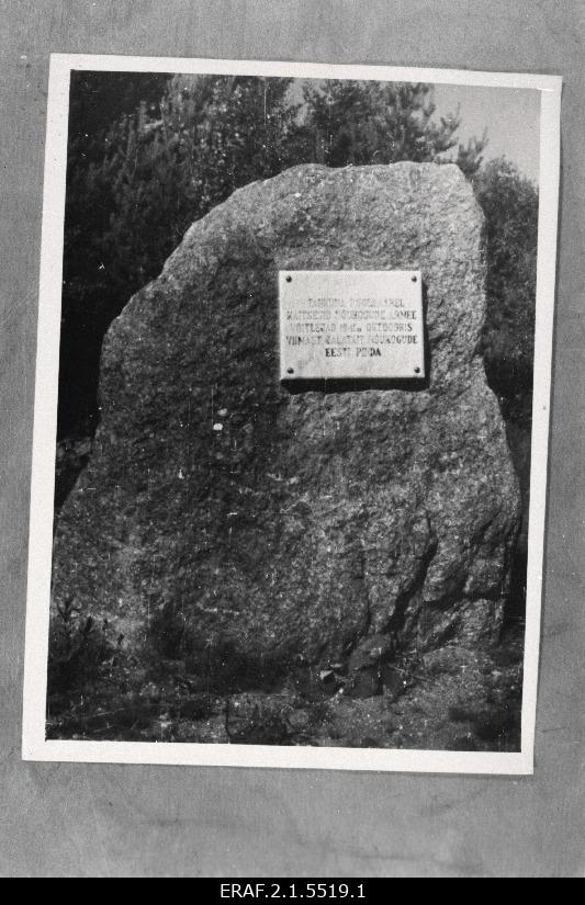 Mälestuskivi Nõukogude armee võitlejaile, kes 1941. aastal oktoobris kaitsesid Tahkuna poolsaart.