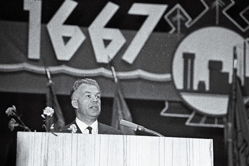 EKP Keskkomitee sekretär Karl Vaino V.Kingissepa nimelise Tallinna Tsellusloosi- ja Paberikombinaadi 300- aastase juubeli ja Tööpunalipu ordeniga autasustamise pidulikul koosolekul Tallinna Laevastiku Ohvitseride Majas EKP Keskkomitee, Eesti NSV Ülemnõukogu Presiidiumi ja Ministrite Nõukogu tervitust ette lugemas.