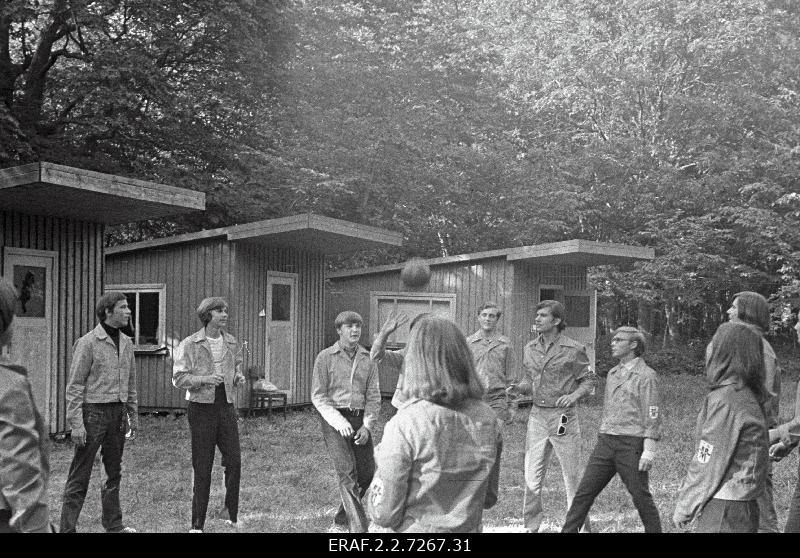 Eesti õpilasmaleva ( 1971? ) pilte Konovere, Audru, Sipa rühma elust - olust. Malevlased laagrimajakeste ees palli mängimas ja vestlemas