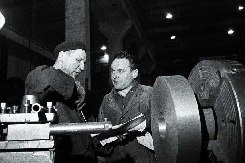 Tallinna Masinatehase kommunistliku töö eesrindlane, ordeniga "Austuse märk" autasustatud treial Voldemar Kruus (vasakul) ja meister Edgar Kaur tööpingi juures.