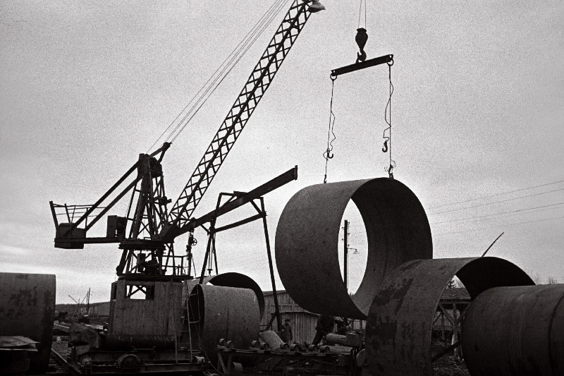 Balti elektrijaama suure läbimõõduga veejuhtme tsirkulatsioonitorude paigaldamine.