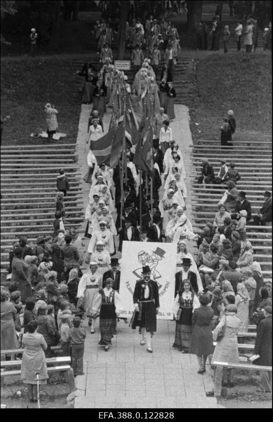 Viljandi rajooni rahvatantsupeost osavõtjate rongkäik saabub lauluväljakule