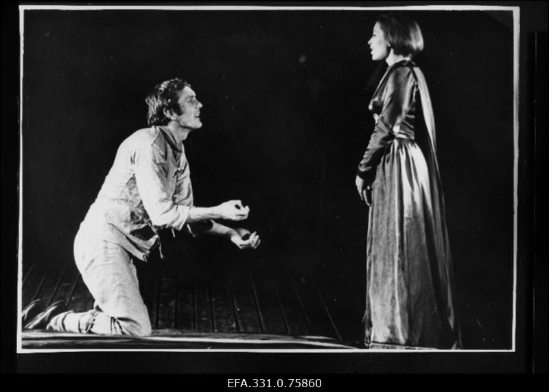 Stseen A. Kitzbergi tekstile loodud lavastusest "Laseb käele suud anda" RAT "Vanemuises", pärisproua Helene - Raine Loo ja Ants - Evald Aavik.