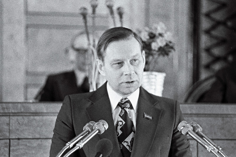 ENSV Kirjanike Liidu VII kongressi ajal esineb ettekandega ENSV Kirjanike Liidu esimene sekretär V. Beekman.