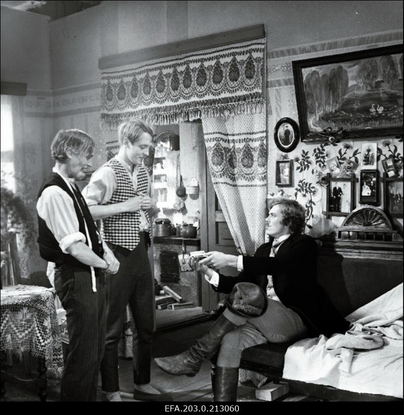 Kaader Tallinnfilmi mängufilmist "Suvi". Papa Kiire osas Ervin Abel, Jorh Adniel Kiire osas Margus Lepa, Joosep Tootsi osas Aare Laanemets.