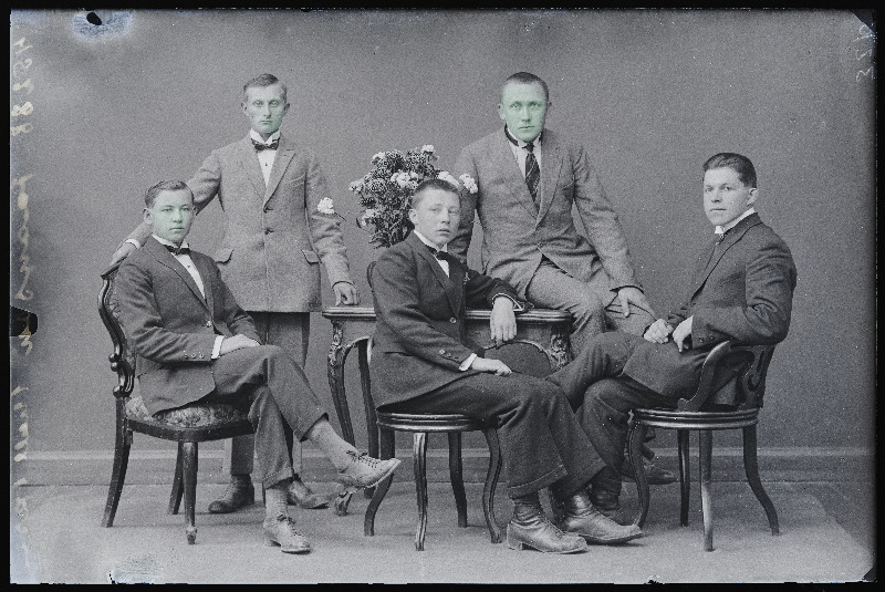 Grupp noormehi: vasakul istub Kink, keskel Orgussaar, (foto tellija Jaanson).