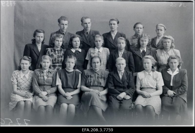 Grupp Paide Keskkooli VIII b klassi õpilasi.