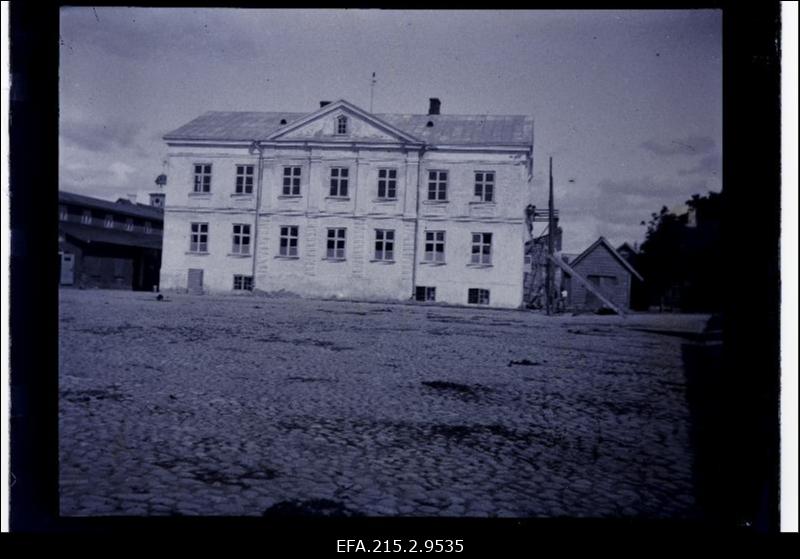 Viljandi Linnakool turuplatsi ääres.